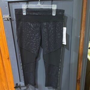 Women’s Lululemon Black Patterned Crop Leggings
